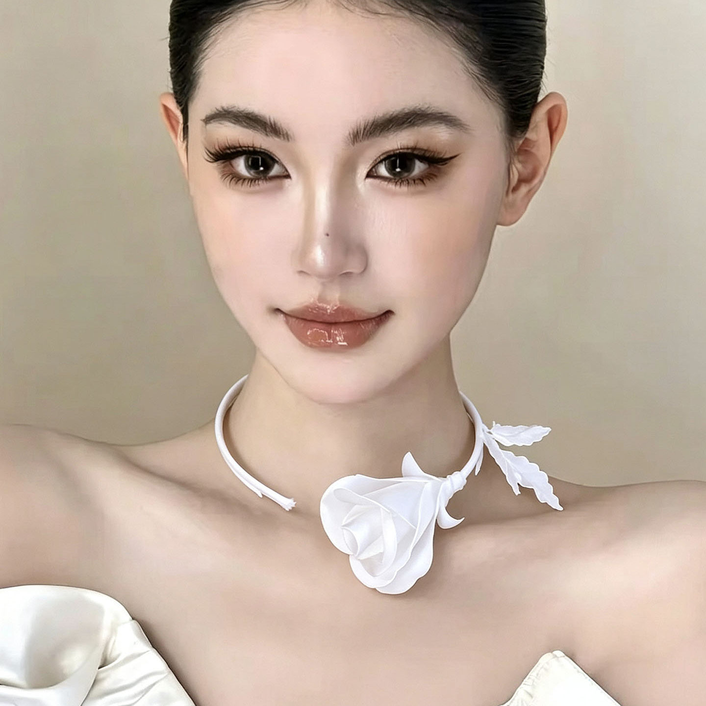 Women Formal Wear Black And White - مجوهرات عصرية مصنوعة يدويًا على شكل